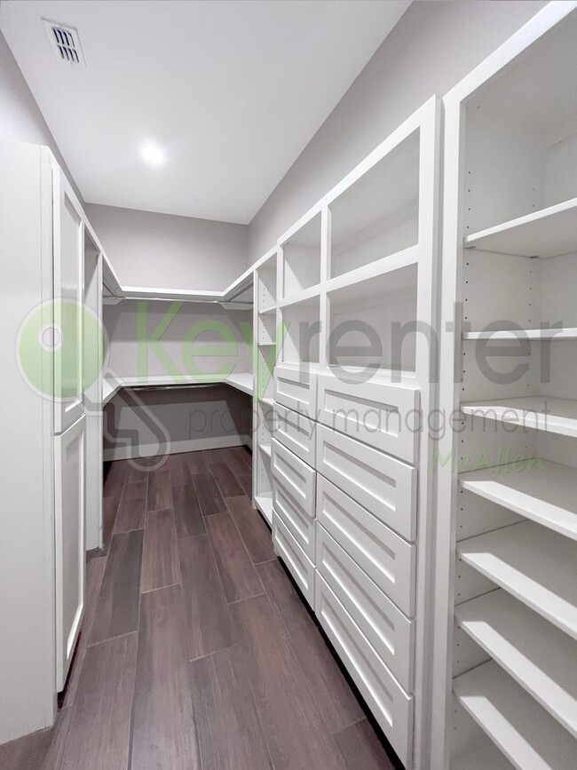 Building Photo - Gorgeous 4 bed/4 bath home, now available ...