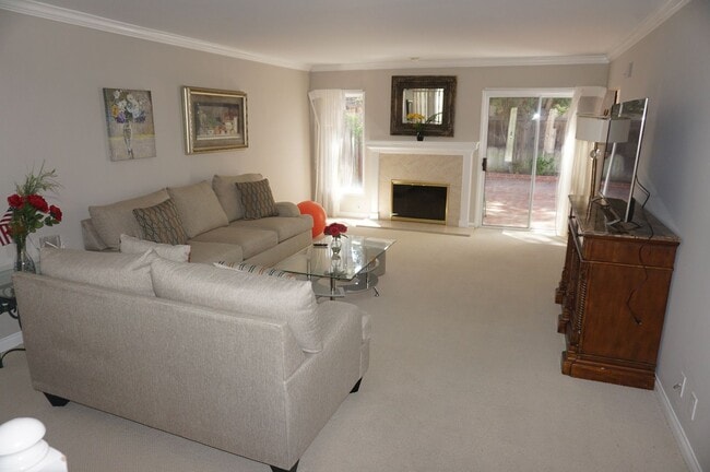 Building Photo - Stunning 4 Bedroom 2.5 Bath Home with Offi...