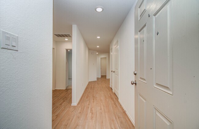 Building Photo - 9211 Redwood Br Dr