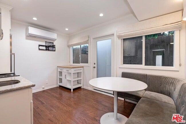 Building Photo - 609 N Doheny Dr