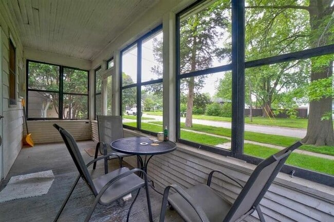 Building Photo - $1,200 | 2 Bedroom, 1 Bathroom 1st Floor A...