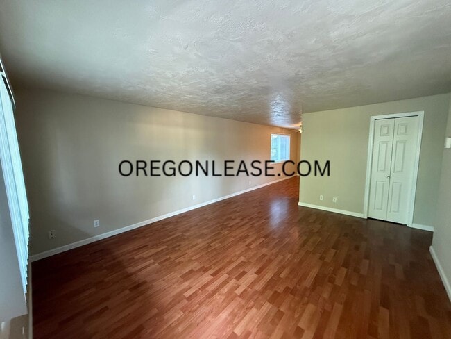 Building Photo - 2 bedroom apartment unit with in unit laundry