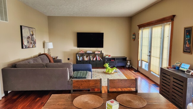 Building Photo - 1505 Avennel Way