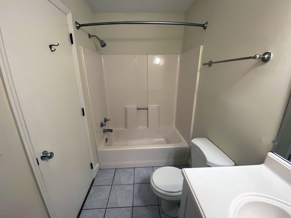 Building Photo - 184 Montmullin St