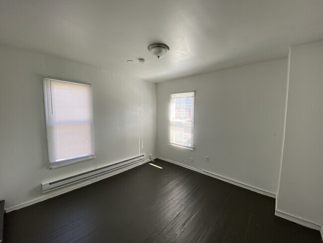 Building Photo - 714 W Clarke Ave