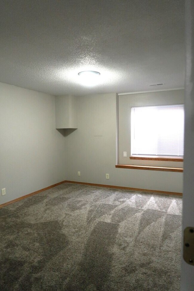 Building Photo - Beautiful 4 Bedroom 3 Bathroom Home