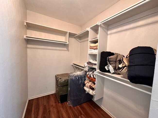 Building Photo - Newer 3 Bedroom off I-240- Move in Deposit-Free! (If Qualified)