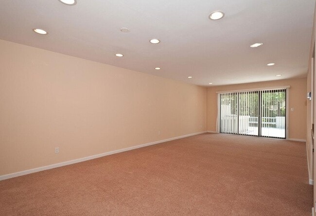 Building Photo - 90 Foxwood Dr