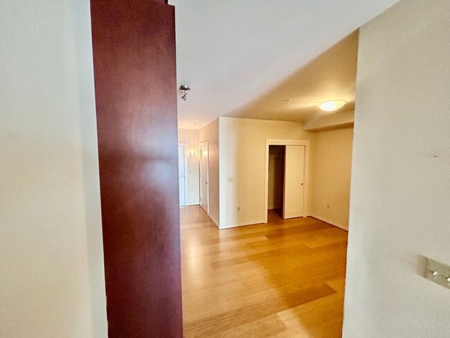 Building Photo - Fantastic Studio Apartment with 2 parking spaces included! AVAILABLE NOW!