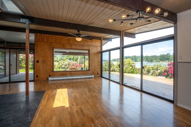 Building Photo - 3-Bed Waterfront Home in Vaughn