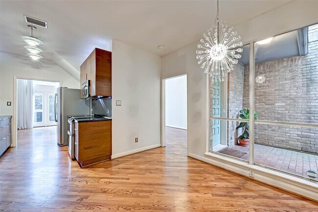 Building Photo - 1551 Cortlandt St
