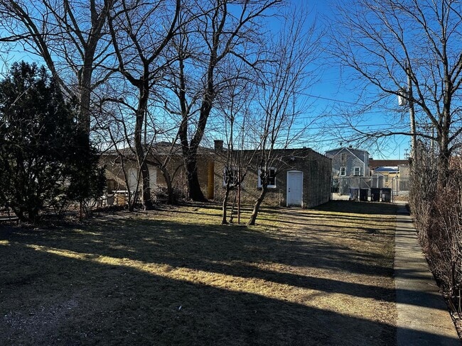 Building Photo - 1132 Darrow Ave