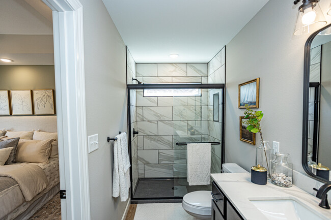 Primary bathroom featuring tile shower - 110 Sierra Cir