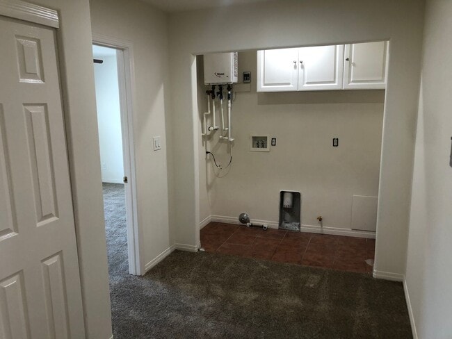Building Photo - Beautiful Townhouse 4bd 3.75ba w/balconies...