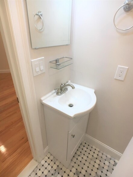 Building Photo - 67 Temple St