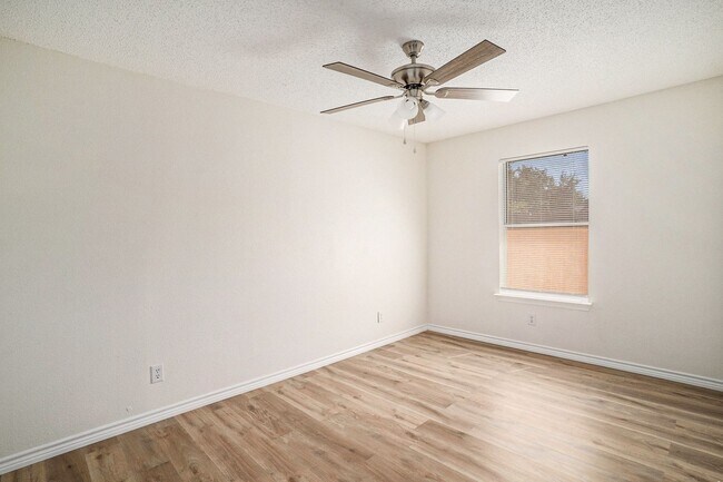 Building Photo - This charming 3-bedroom, 2-bathroom single...