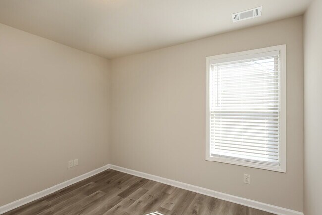 Building Photo - 900 Walnut Woods Dr