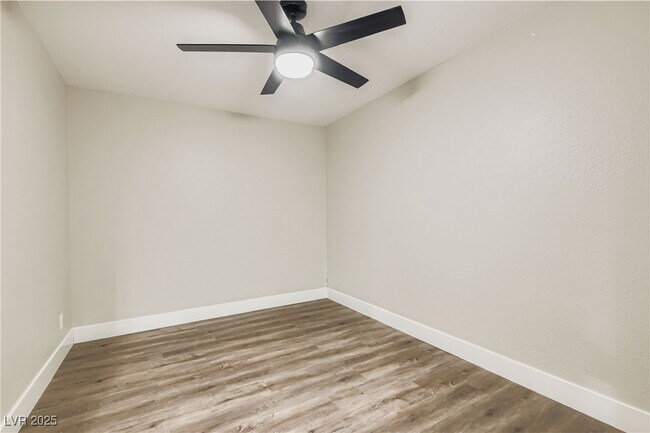 Building Photo - 6690 N Torrey Pines Dr