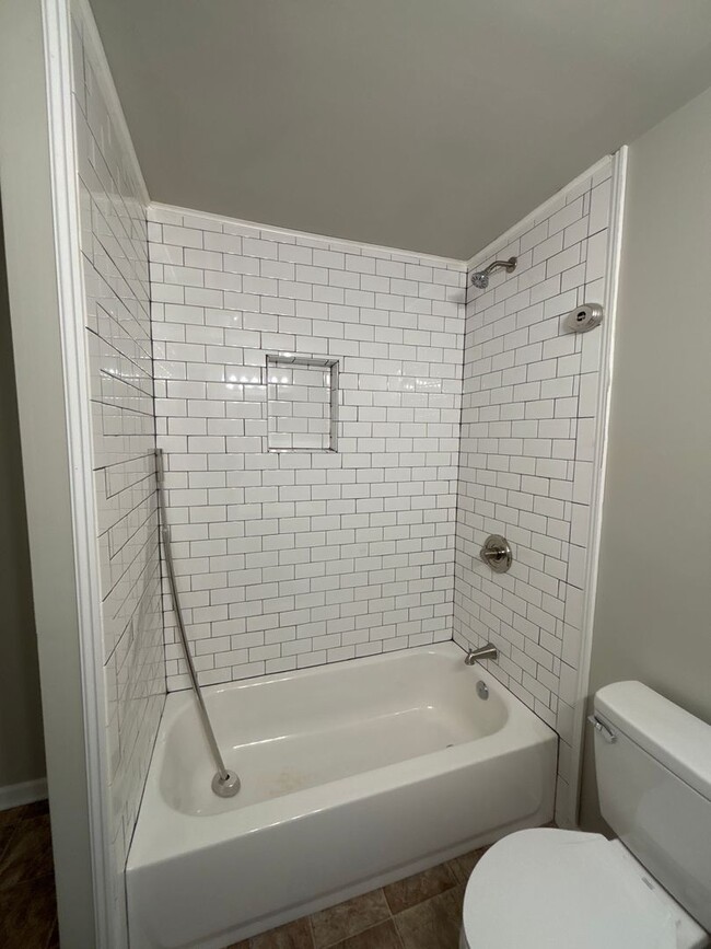 Building Photo - 606 N Upper St