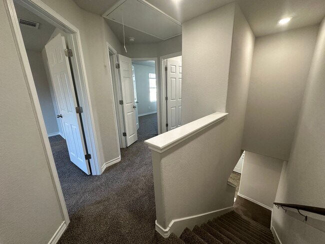 Building Photo - Town home for rent