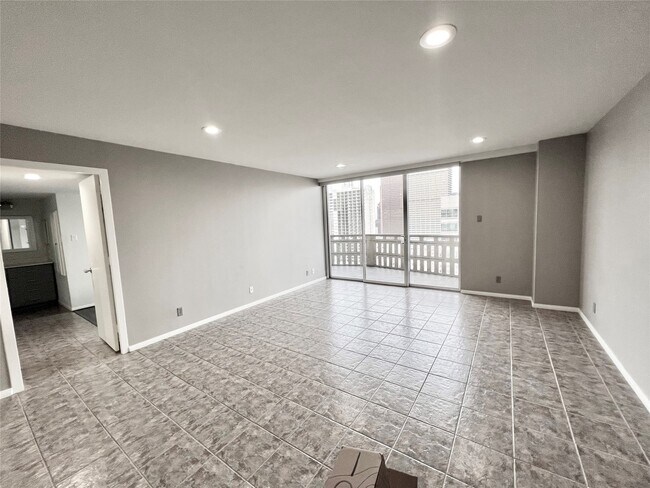 Building Photo - 2016 Main St