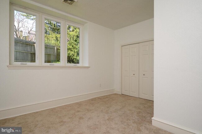 Building Photo - 1385 Woodland Rd