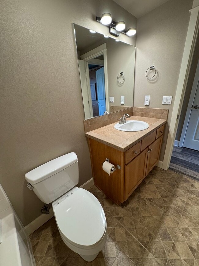 Building Photo - Amazing 2Bed/2.5 Bath Townhome in West Seattle!