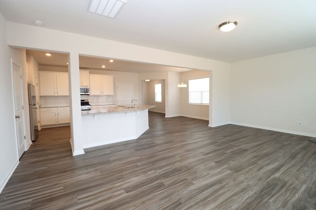 Building Photo - Spacious 3BR Home with Community Pool!