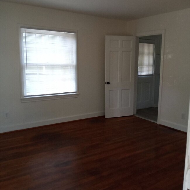 Building Photo - 1017 W End Blvd