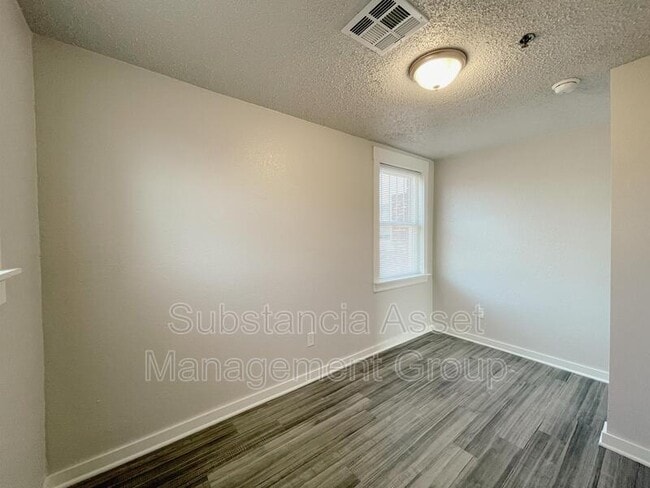 Building Photo - 727 Culbertson Dr