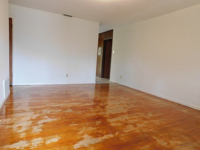 Building Photo - Convenience and charm