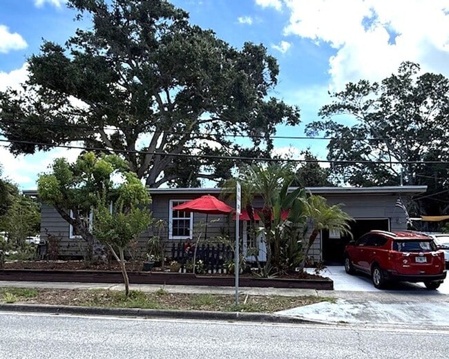 Building Photo - Downtown Bungalow