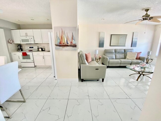 Building Photo - 938 Sumter Rd E