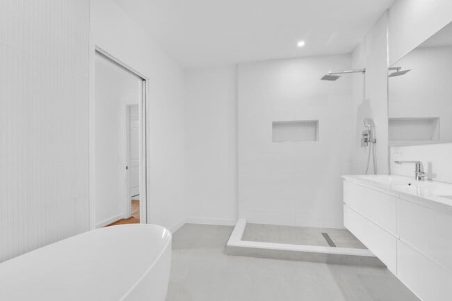 Building Photo - 300 S Australian Ave