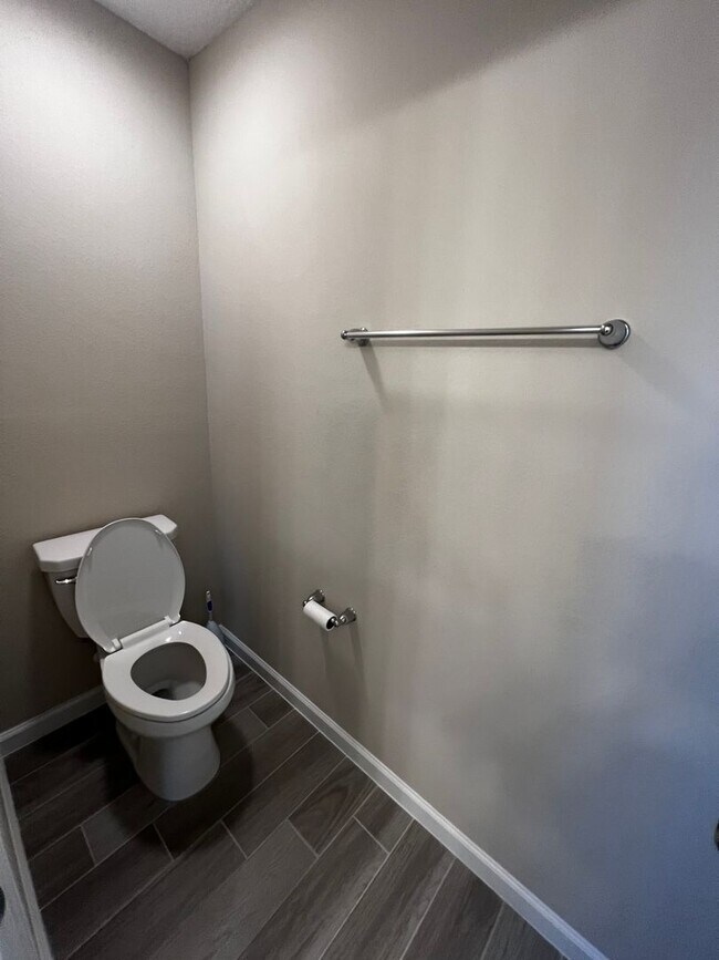 Building Photo - Beautiful 3 Bed 2.5 Bath Townhome with att...