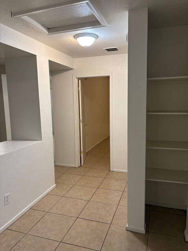 Building Photo - Charming 3 Bedroom 2 Bath Family Home in South Tucson