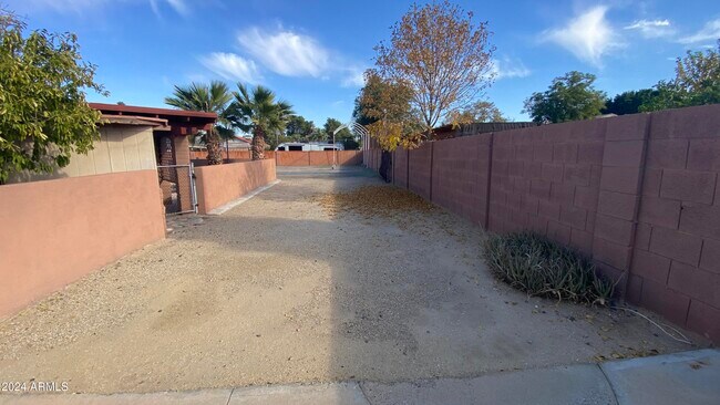 Building Photo - 6823 W Union Hills Dr