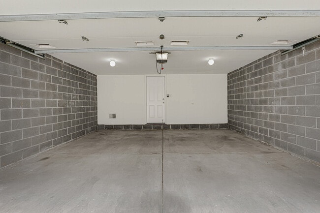 Building Photo - 4879 N Winthrop Ave