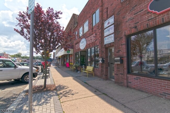 Building Photo - 111 W Shore Rd