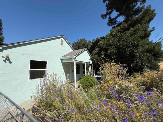 Building Photo - West Sac 2 Bed With River Access
