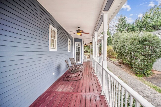 Building Photo - Stunning and Spacious Single Family Home S...