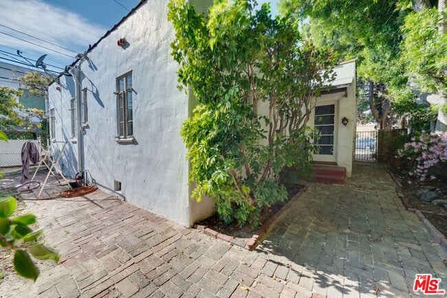 Building Photo - 10870 Wellworth Ave