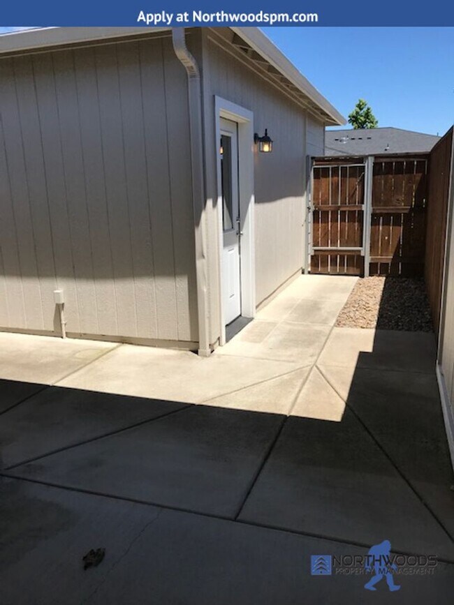Building Photo - 55+ Community  2 Bedrooms, 2 Bath Beautifu...