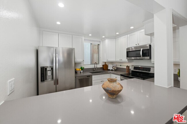 Building Photo - 8530 Holloway Dr