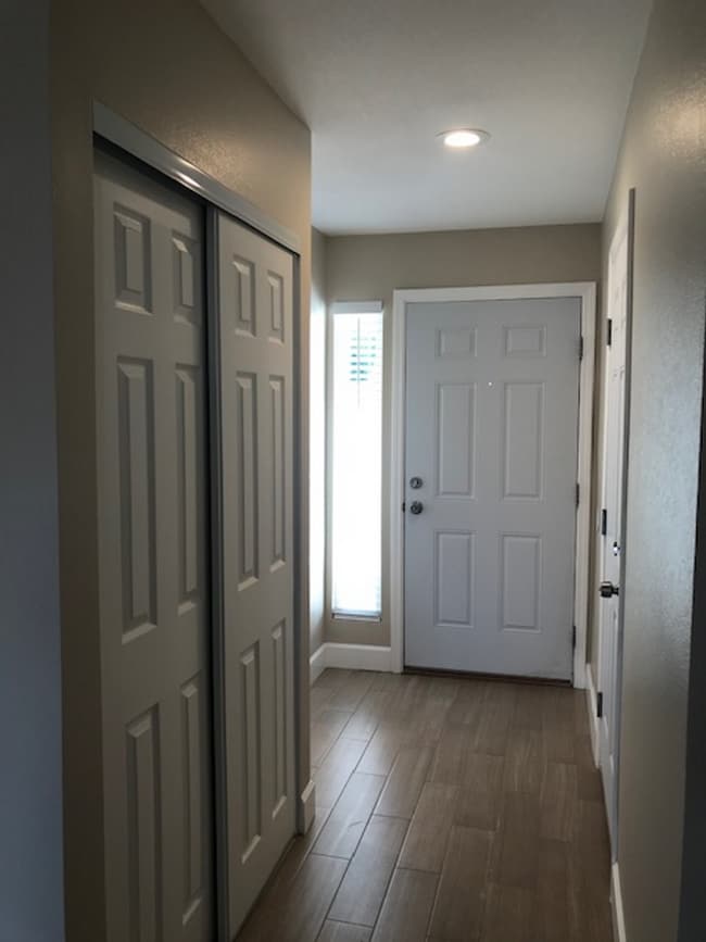 Building Photo - COMING SOON!! 2 Bed 2.5 Bath Apartment in ...