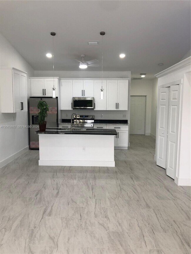 Building Photo - 4568 Golfview Blvd