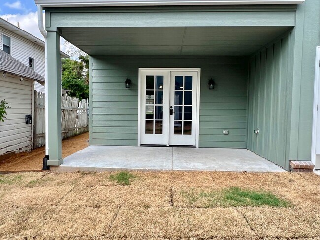 Building Photo - 216 E Hurd St