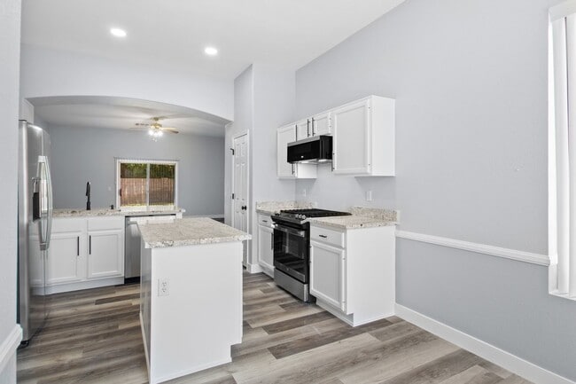 Building Photo - $2,500 Lovely Gilbert Rental Home With 2.5 Garage-3 bedrooms-2 Baths!