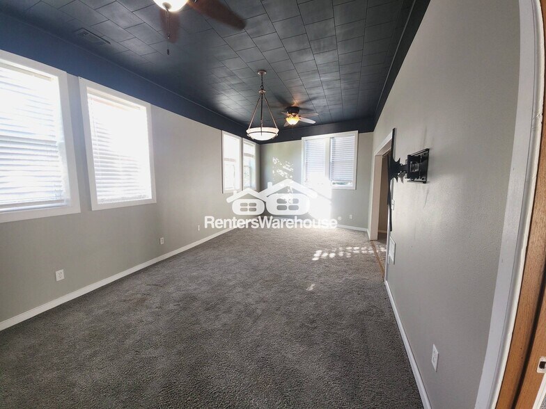 Building Photo - 200 N Vine St