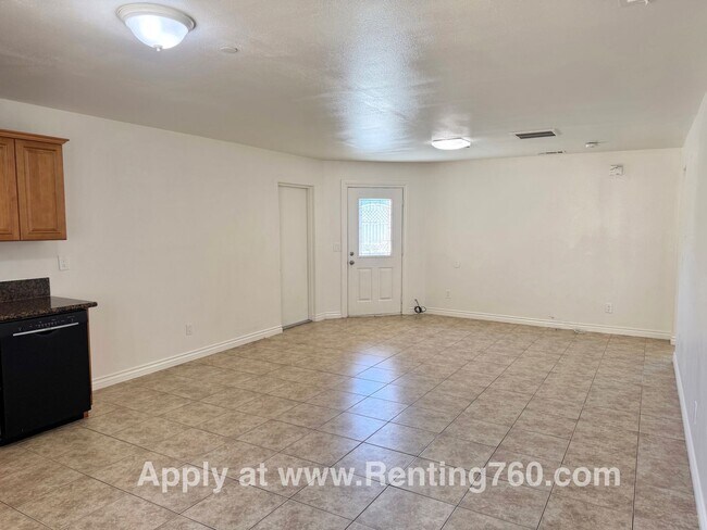 Building Photo - 3 Bed 2 Bath Home With Scenic Desert Views